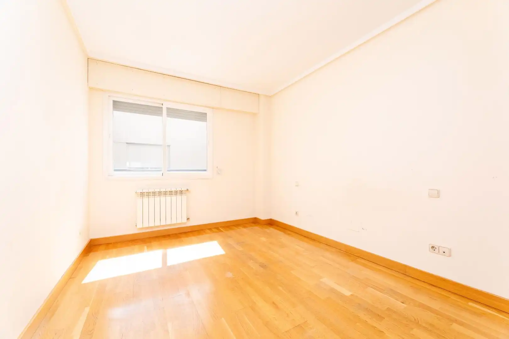 Bedroom of Flat for rent in Pozuelo de Alarcón  with Air Conditioner, Heating and Private garden