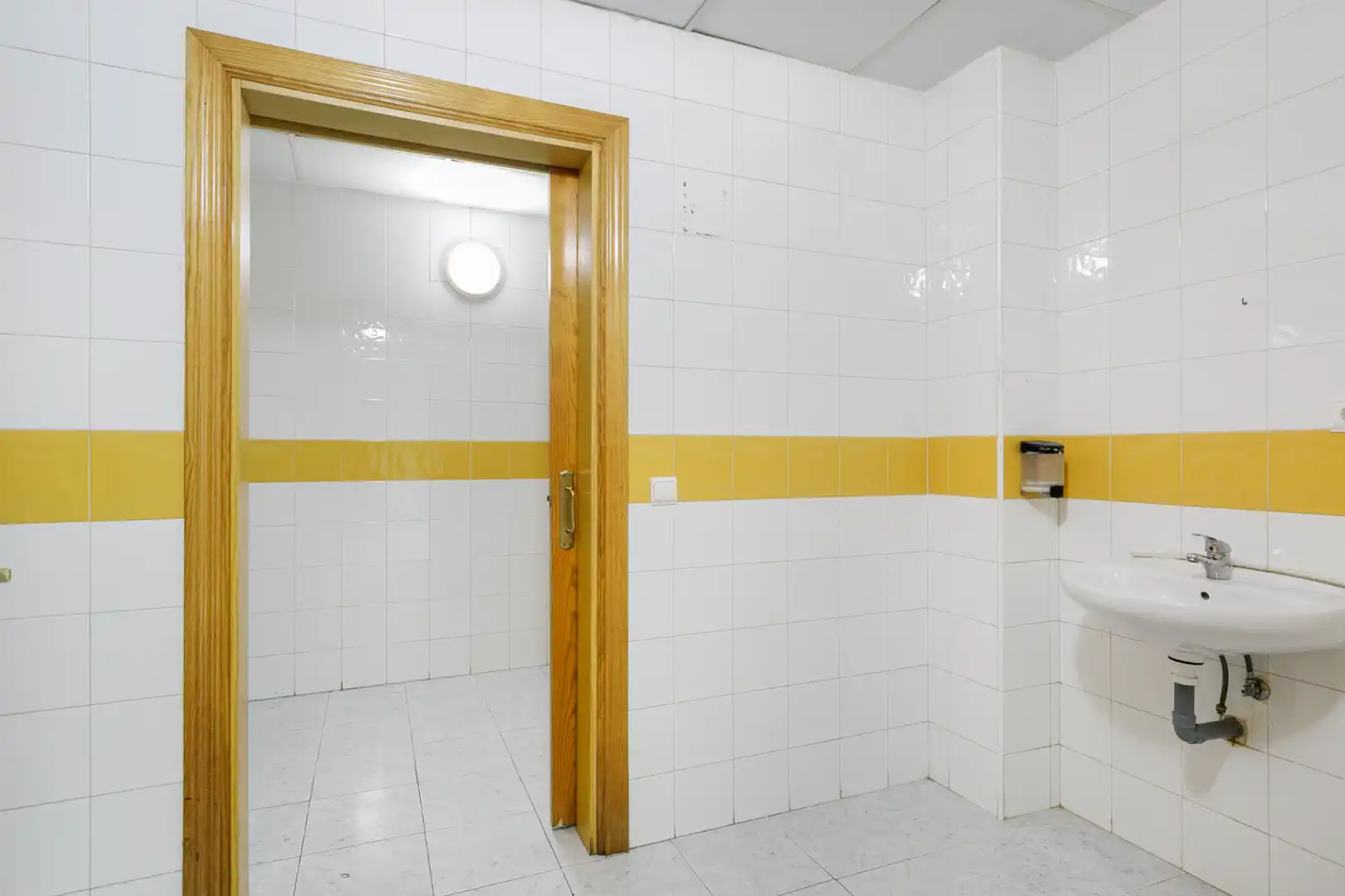 Bany de Edifici en venda en Granada amb Alarma