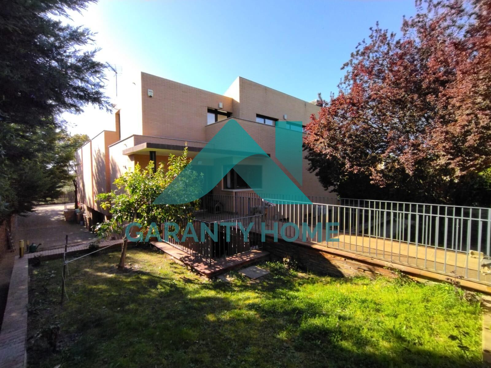 Vista exterior de Casa o xalet en venda en Cáceres Capital amb Calefacció, Jardí privat i Terrassa