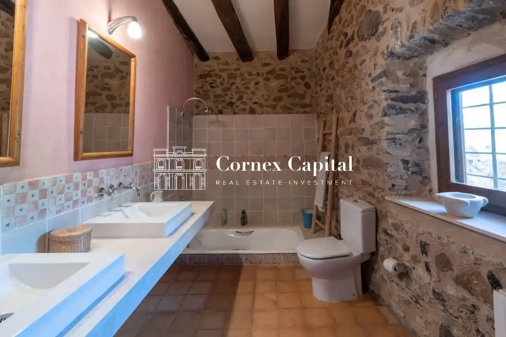 Baño de Finca rústica de alquiler en Rupià con Aire acondicionado, Calefacción y Jardín privado