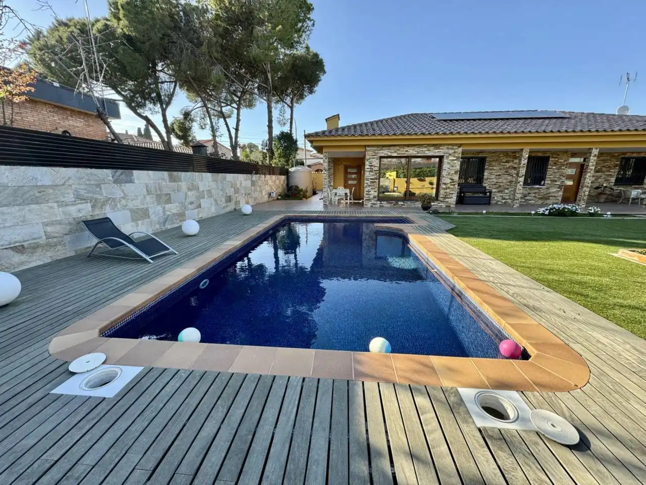 Piscina de Casa o xalet en venda en Cerdanyola del Vallès