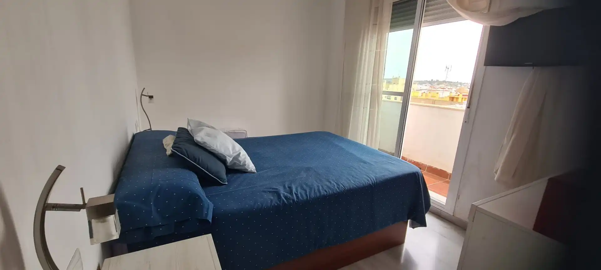 Habitación de Piso en venta en Sevilla con Aire acondicionado, Terraza y Piscina