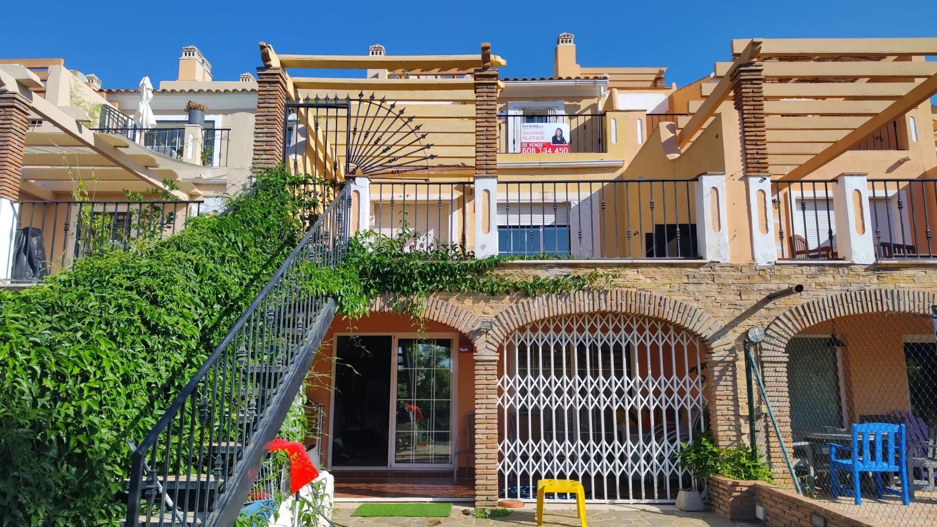 Exterior view of Single-family semi-detached for sale in Marbella  with Terrace and Swimming Pool