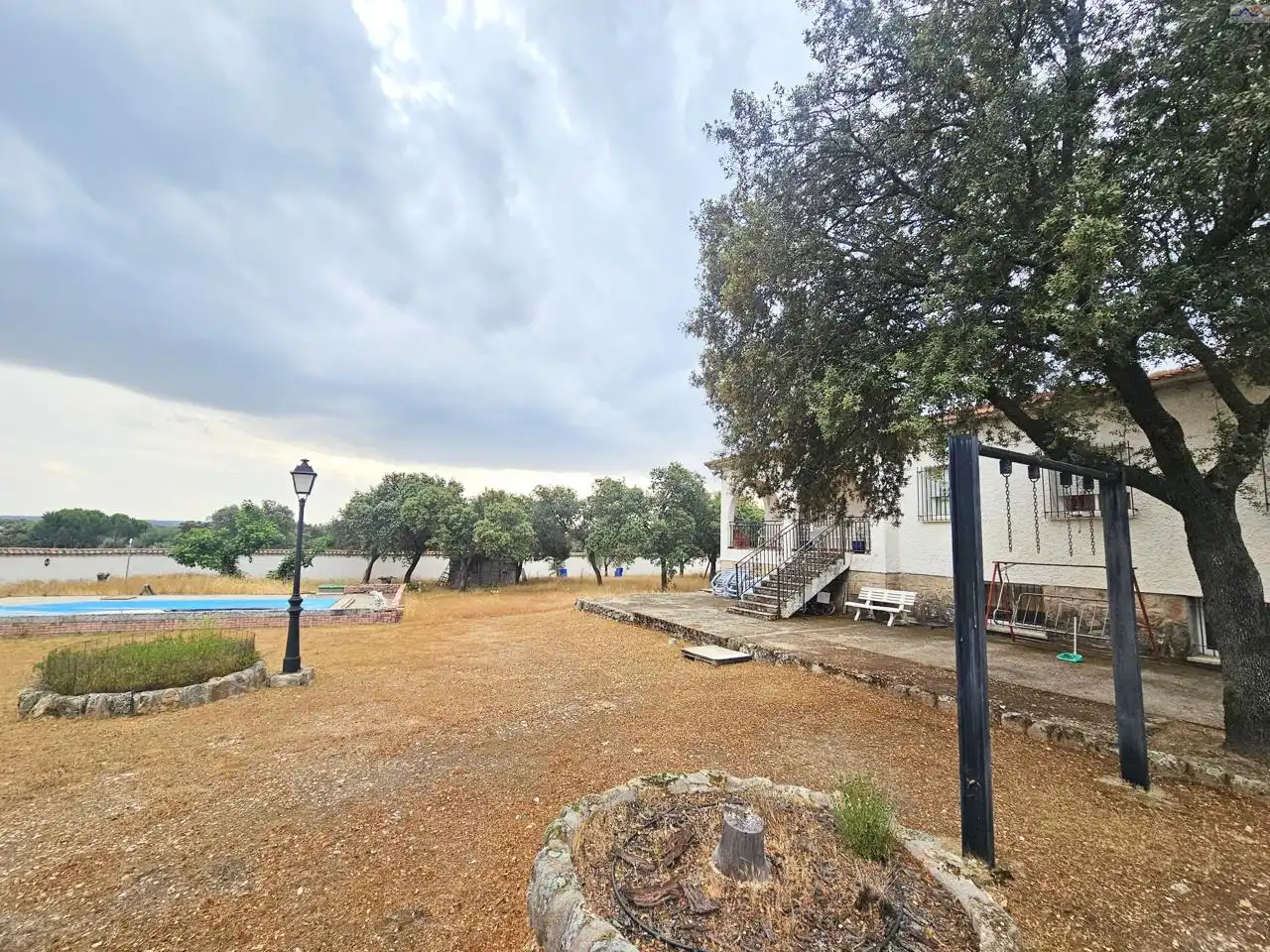 Casa o xalet en venda en Villa del Prado amb Traster i Piscina