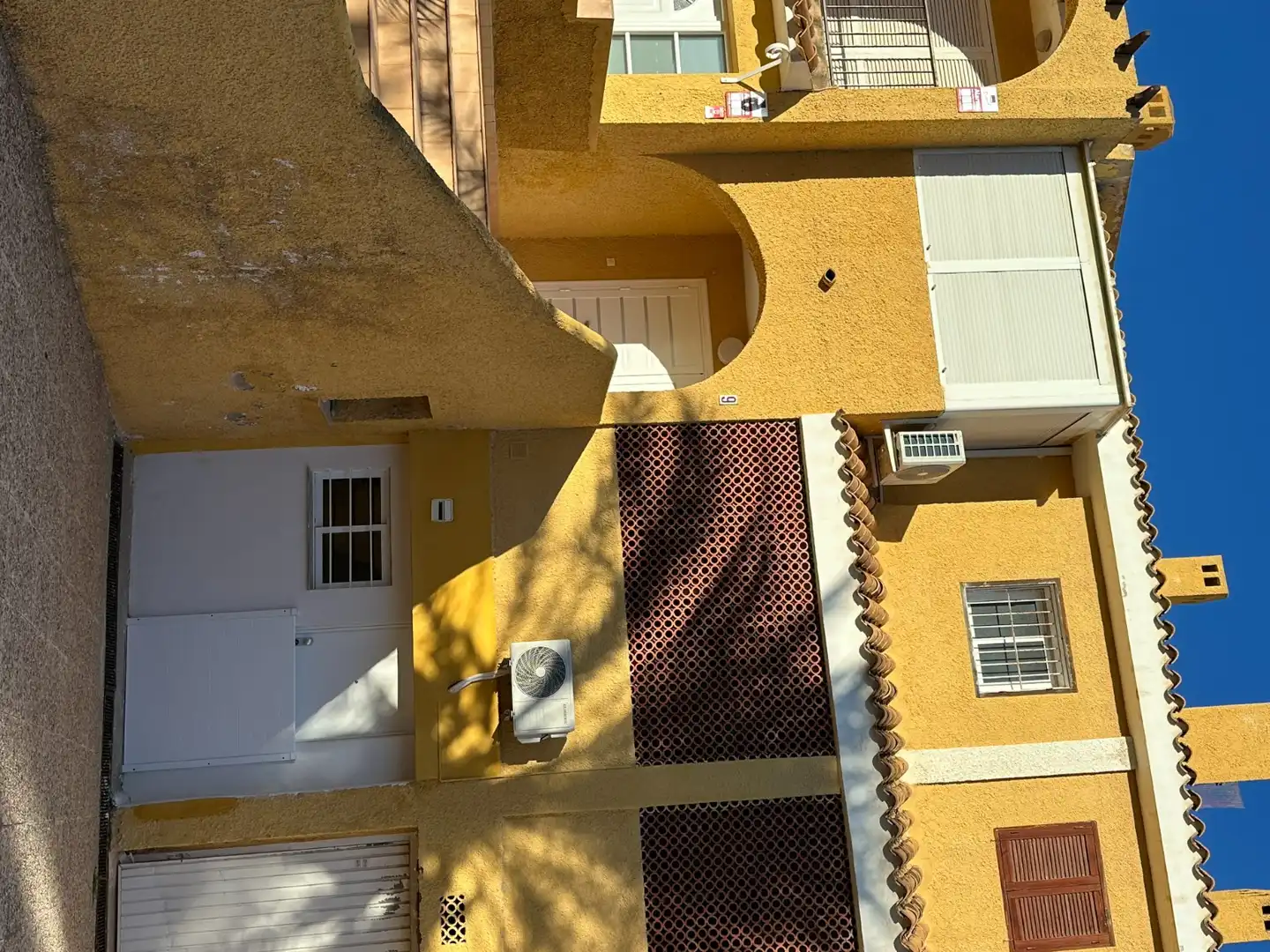 Außenansicht von Einfamilien-Reihenhaus zum Verkauf in Orihuela mit Terrasse, Abstellraum und Schwimmbad