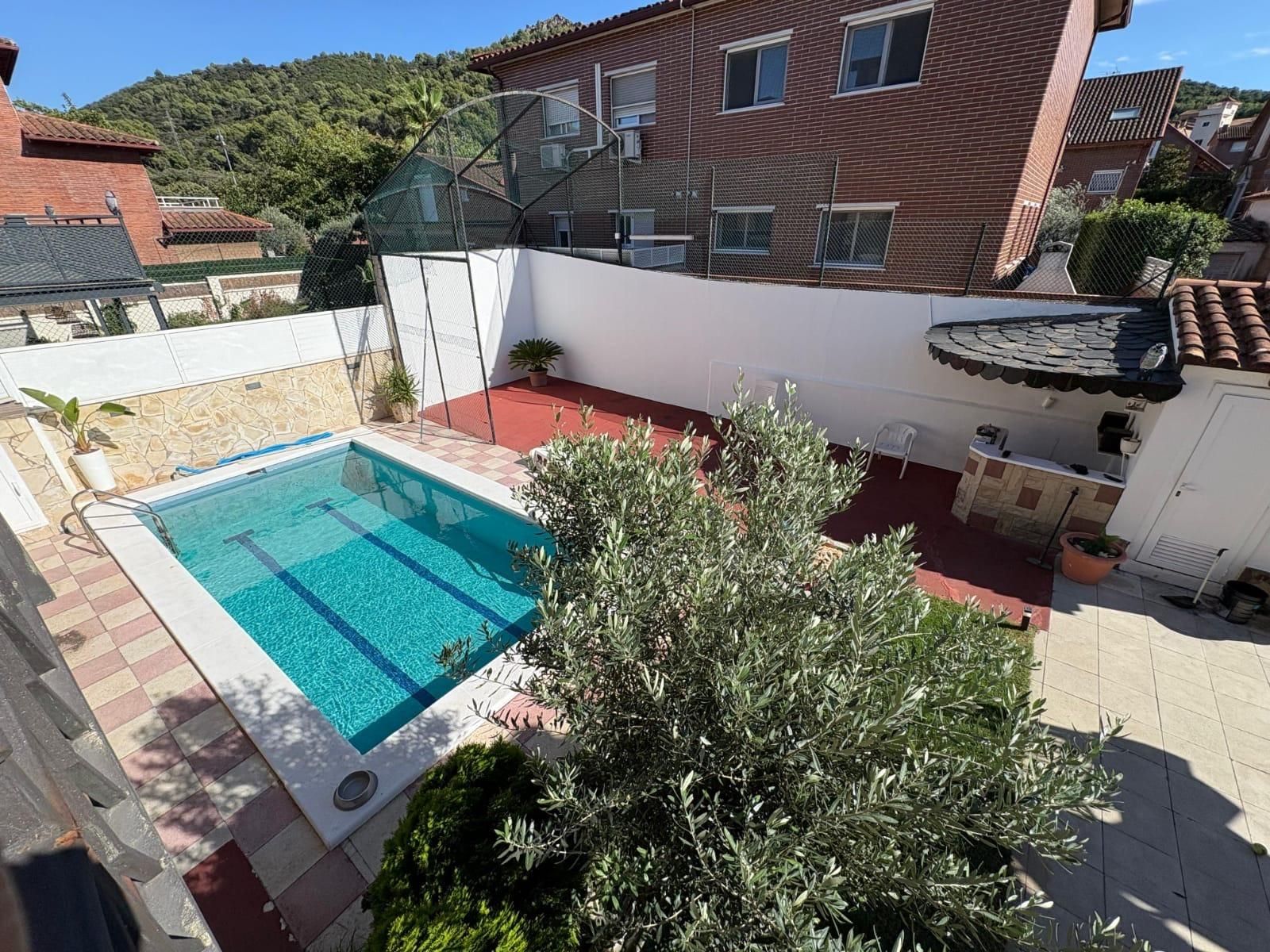 Swimming pool of House or chalet for sale in Montcada i Reixac  with Air Conditioner, Heating and Private garden