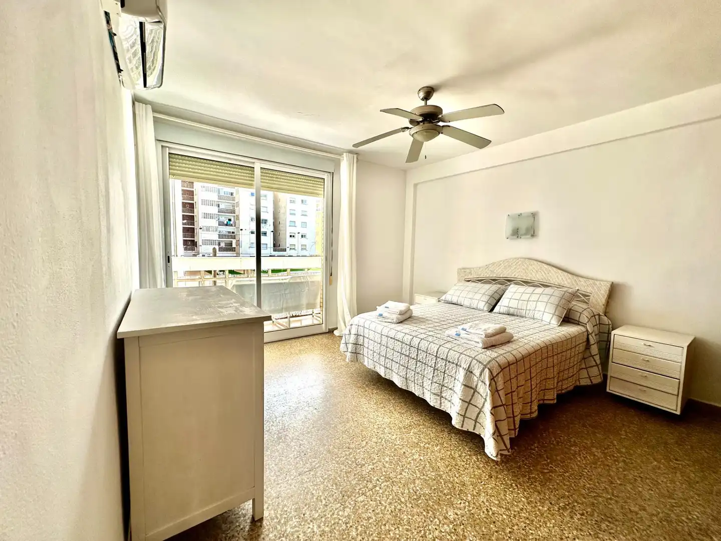 Habitación de Apartamento de alquiler en Gandia con Aire acondicionado, Calefacción y Amueblado