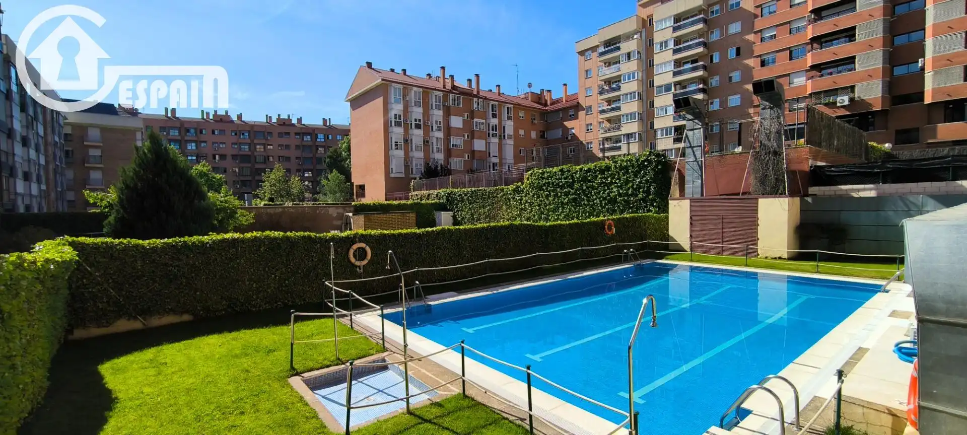 Piscina de Dúplex en venda en Madrid amb Calefacció, Jardí privat i Piscina comunitària