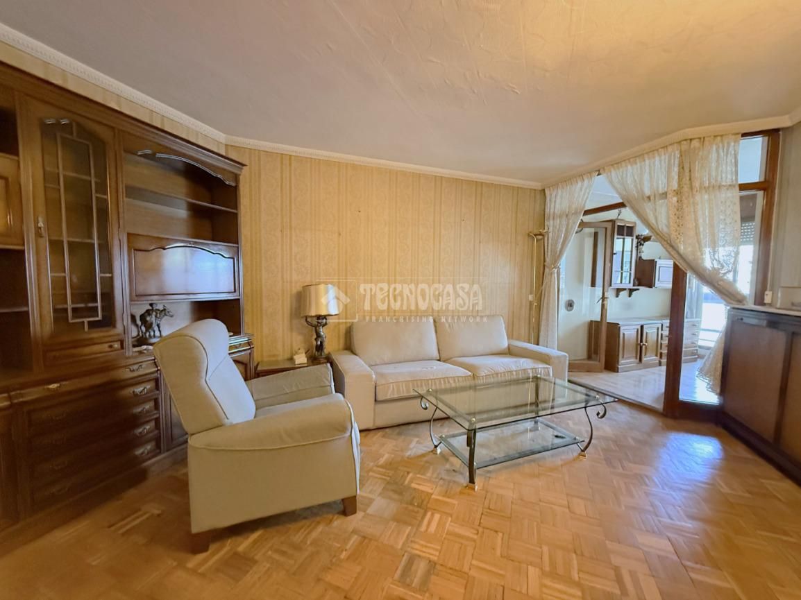Sala d'estar de Pis en venda en  Madrid Capital amb Piscina comunitària