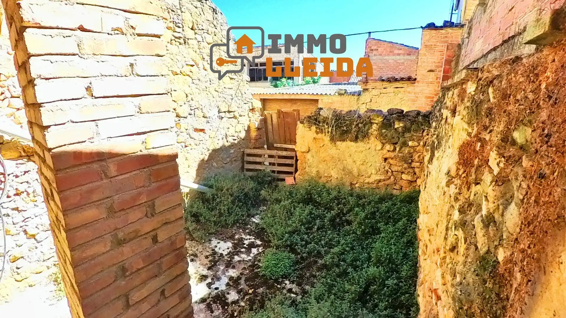 Vista exterior de Casa adosada en venda en La Granadella amb Terrassa, Traster i Moblat