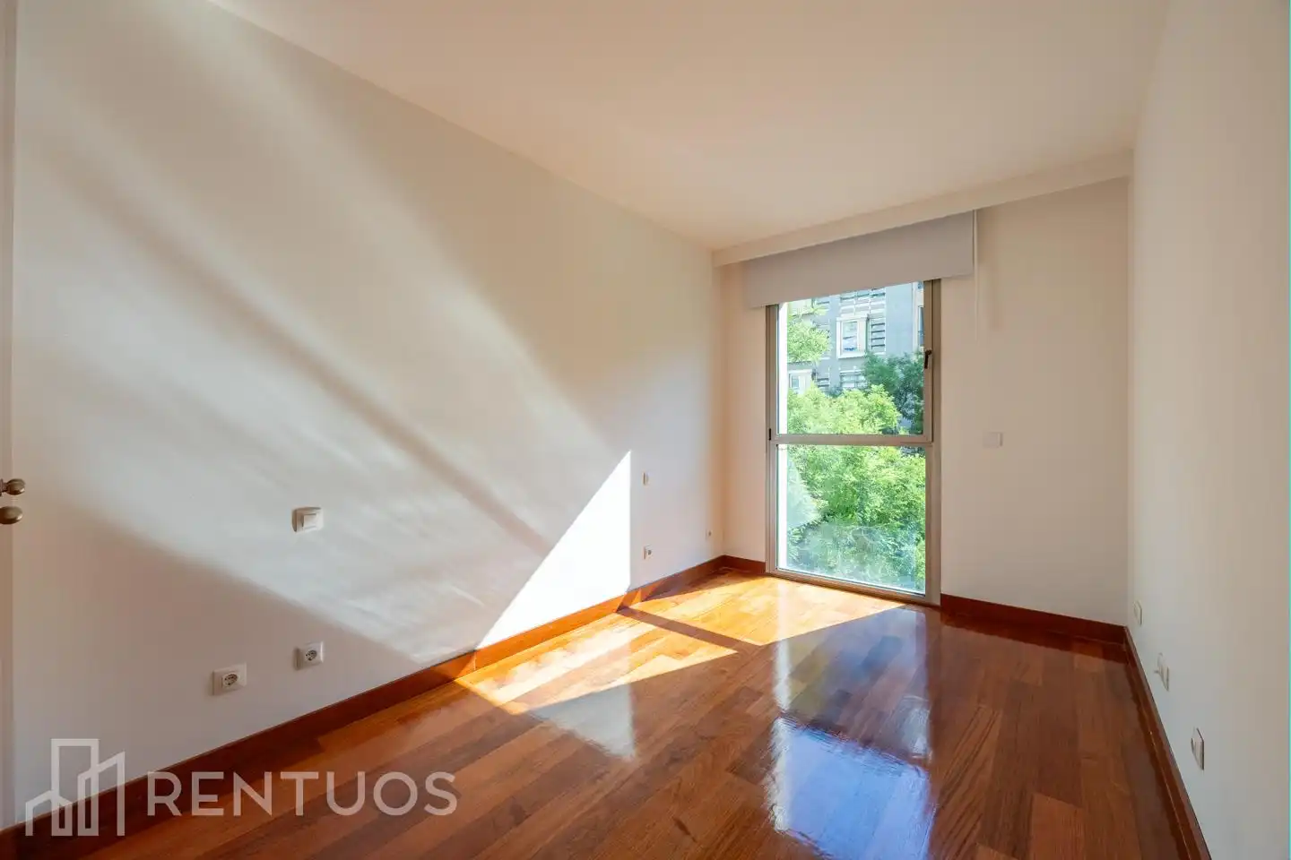 Schlafzimmer von Wohnung zur Miete in Madrid mit Klimaanlage, Parkett und Gemeinschaftspool