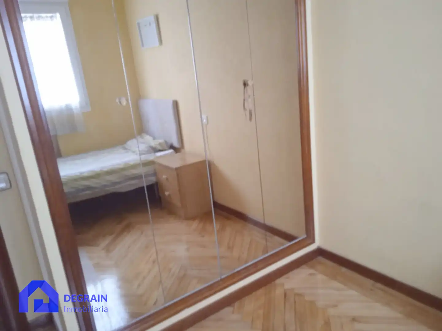 Habitación de Piso de alquiler en Oviedo  con Calefacción, Terraza y Amueblado