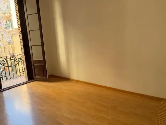 Habitación de Piso en venta en Barcelona con Parquet, Horno y Balcón