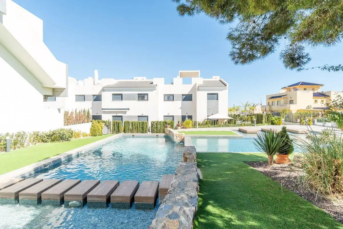 Bajo con piscina en venta en Calle Pego, imagen 4