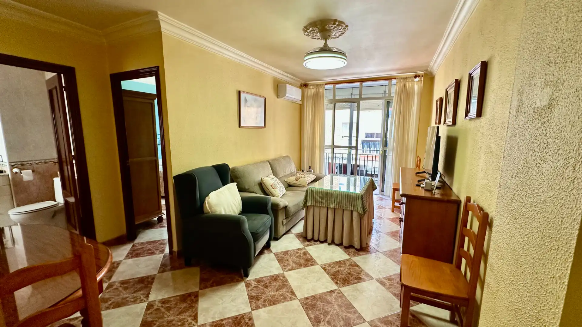 Sala de estar de Piso en venta en Castilleja de la Cuesta con Aire acondicionado y Terraza