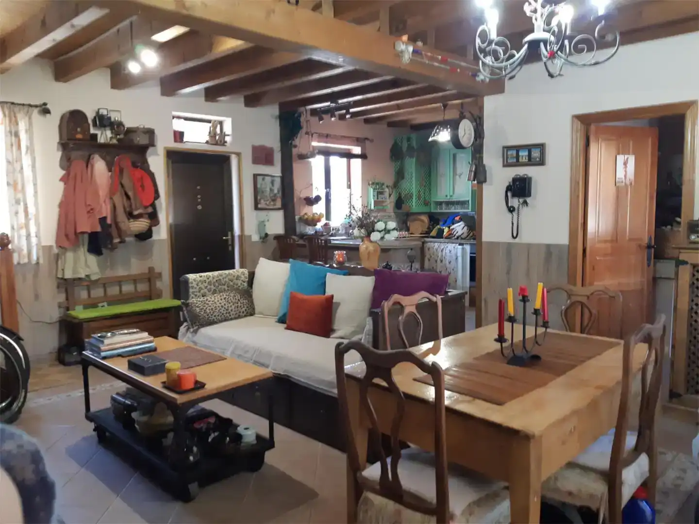 Sala de estar de Casa adosada en venta en Carrocera con Trastero, Amueblado y Horno