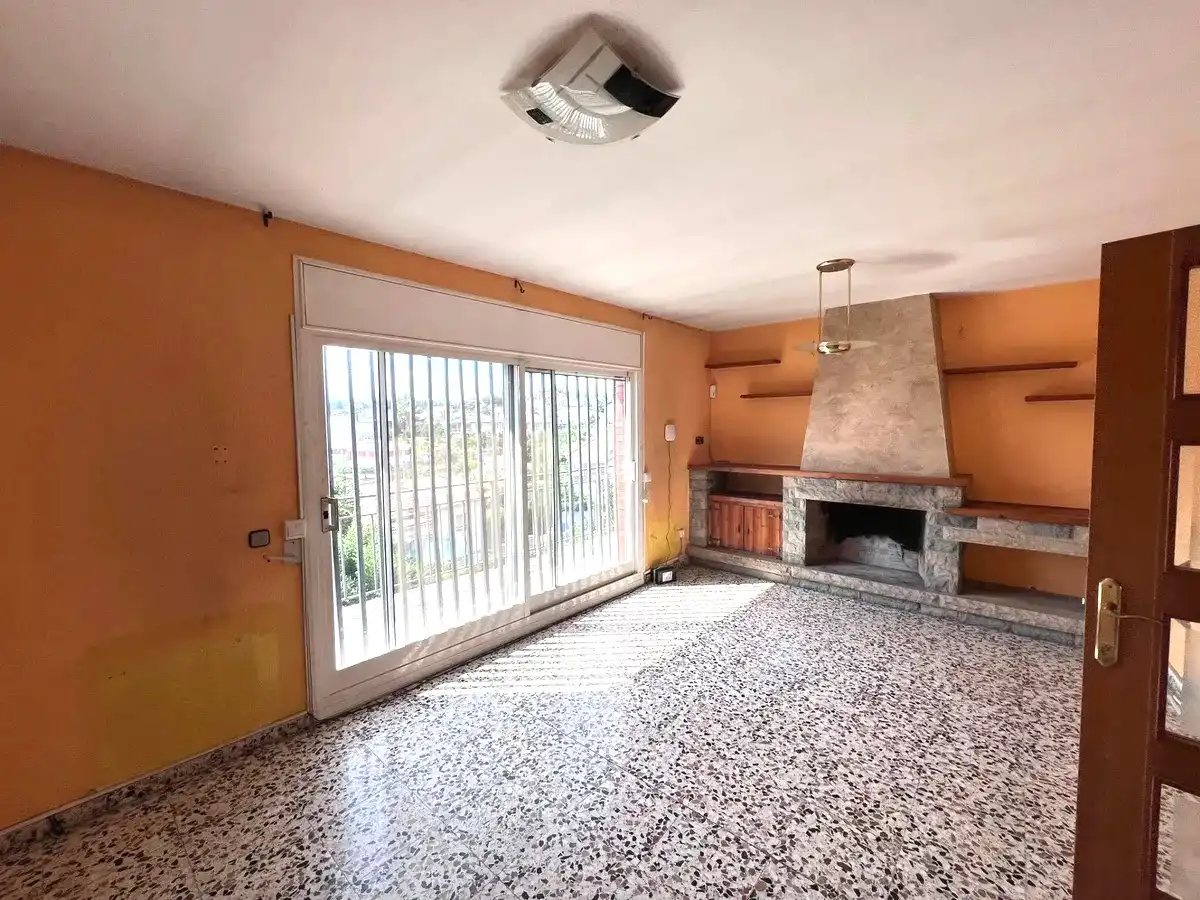 Sala d'estar de Casa o xalet en venda en Lliçà d'Amunt amb Jardí privat, Piscina i Balcó
