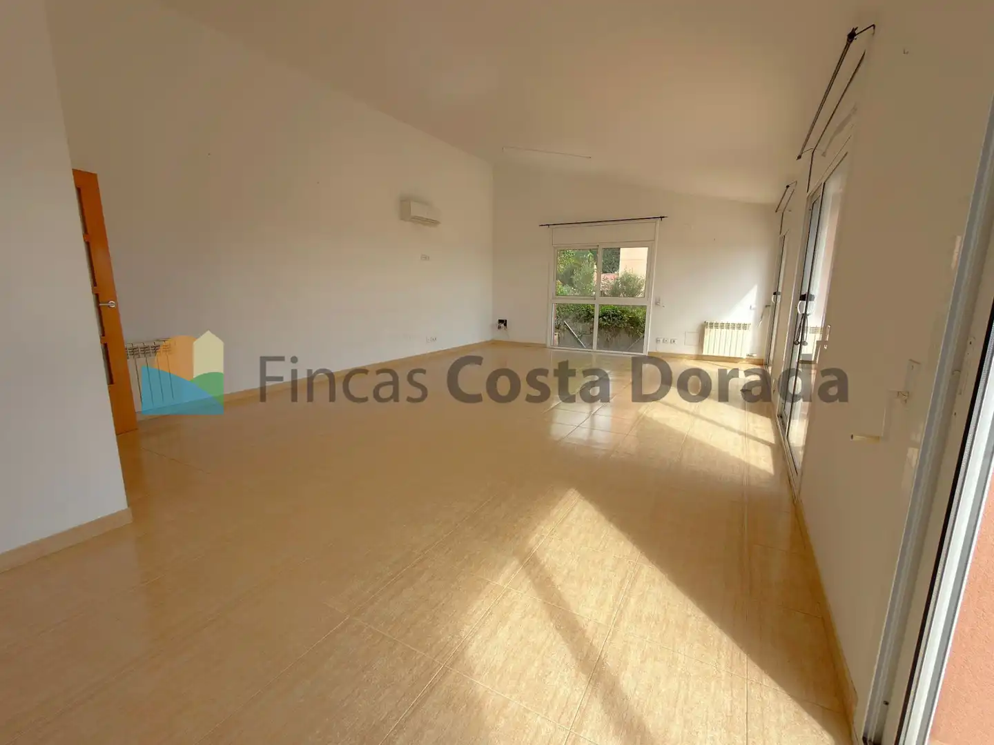Sala d'estar de Casa o xalet en venda en Cubelles amb Aire condicionat, Calefacció i Jardí privat