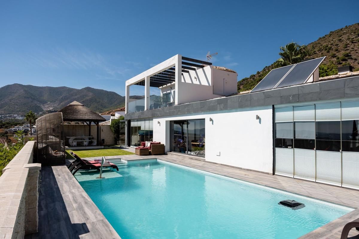 Vista exterior de Casa o xalet en venda en Mijas amb Aire condicionat, Jardí privat i Terrassa