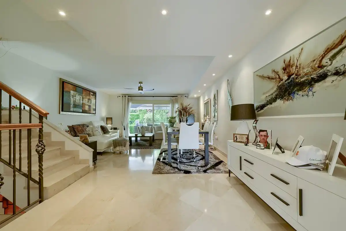 Wohnzimmer von Einfamilien-Reihenhaus zum Verkauf in Marbella mit Klimaanlage und Terrasse