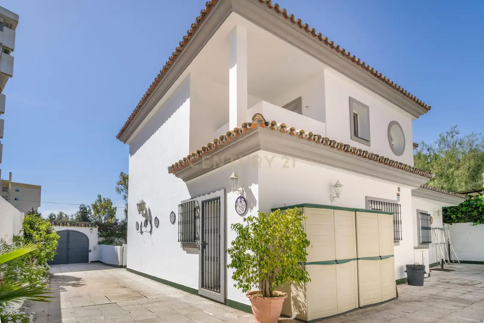 Vista exterior de Casa o xalet en venda en Fuengirola amb Aire condicionat, Jardí privat i Traster