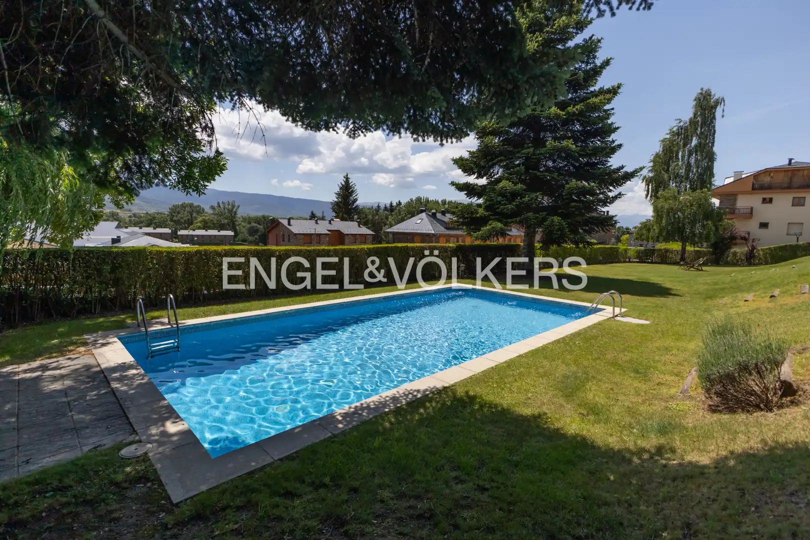 Piscina de Casa adosada en venda en Llívia amb Calefacció, Parquet i Terrassa