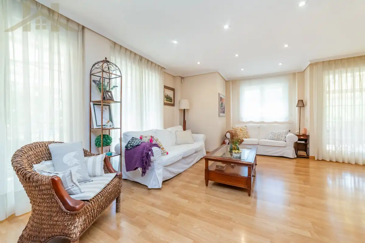 Sala d'estar de Casa adosada en venda en Pinto amb Aire condicionat, Calefacció i Jardí privat