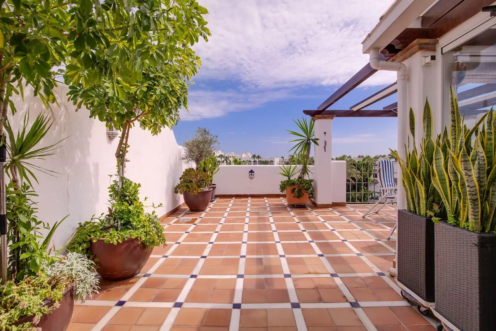 Terrasse von Maisonette zum Verkauf in Marbella mit Klimaanlage, Terrasse und Abstellraum