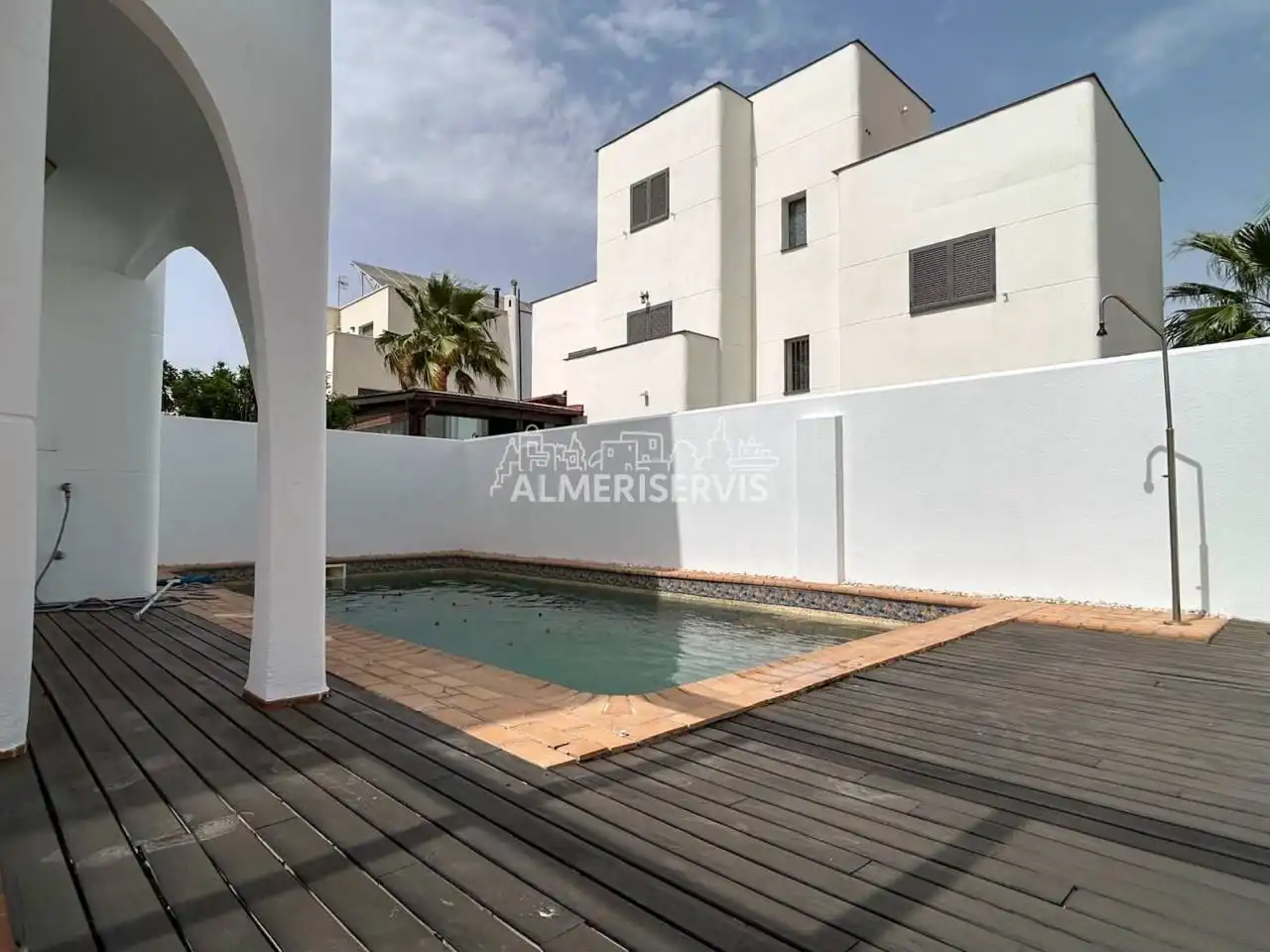 Vista exterior de Casa o xalet en venda en El Ejido amb Terrassa i Piscina