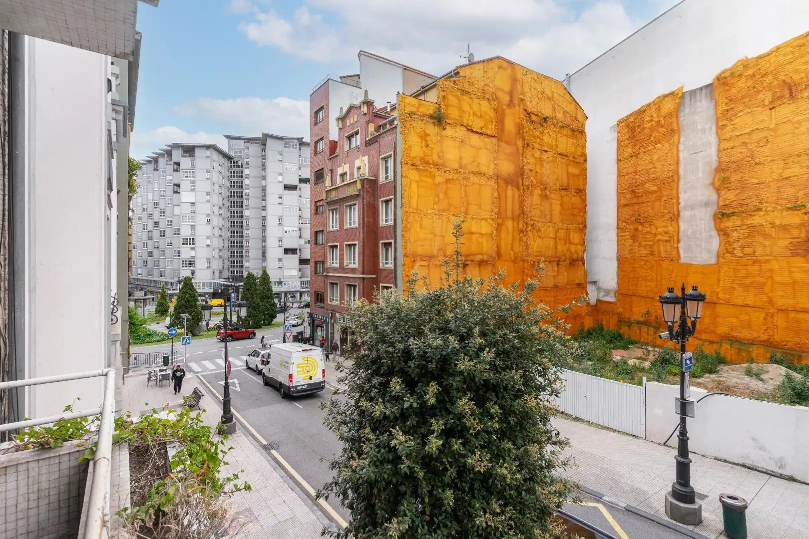 Vista exterior de Pis en venda en Oviedo  amb Terrassa i Balcó