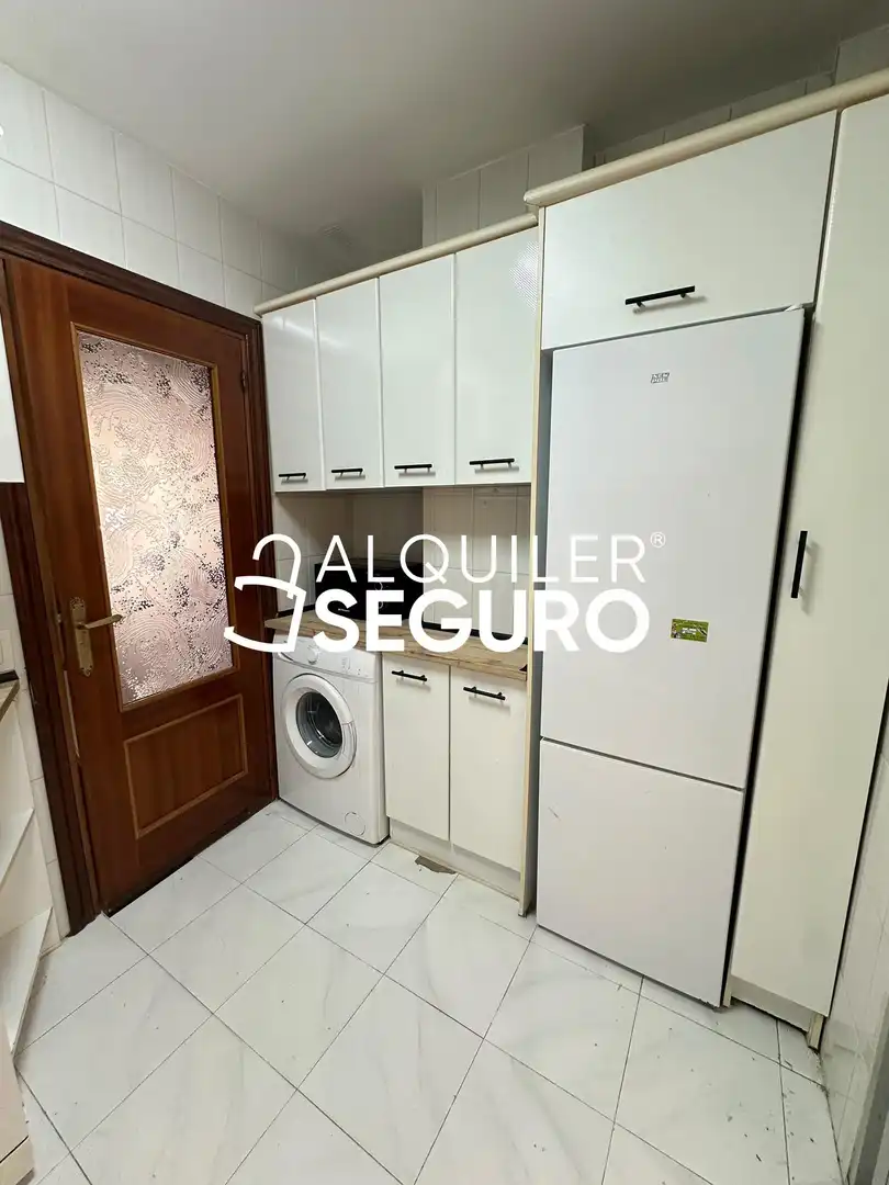 Cuina de Pis de lloguer en Madrid amb Aire condicionat, Calefacció i Moblat