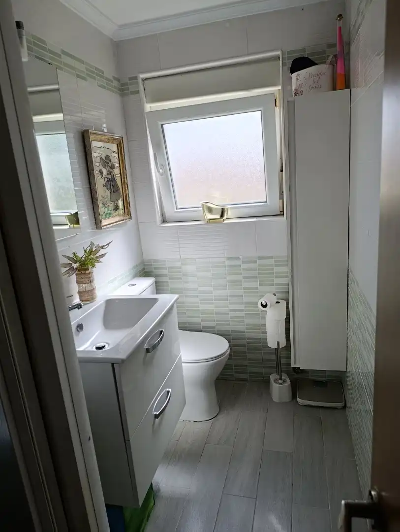 Badezimmer von Wohnung zum Verkauf in Avilés mit Parkett, Möbliert und Ofen
