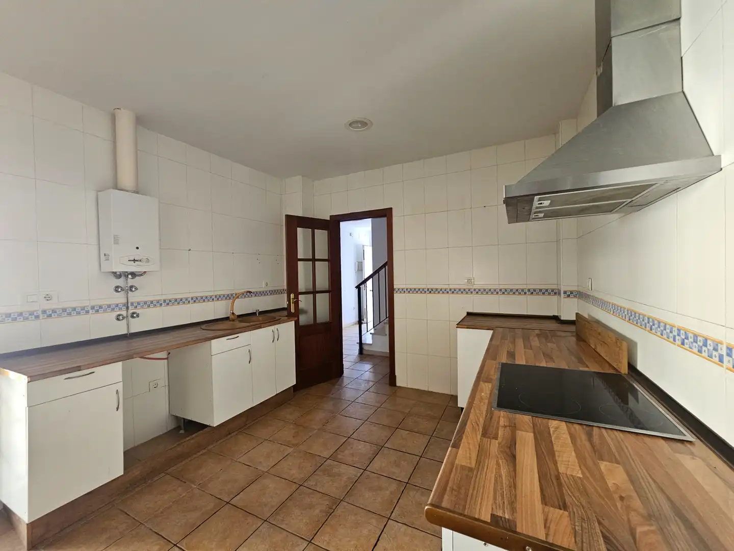 Küche von Einfamilien-Reihenhaus zum Verkauf in Umbrete mit Privatgarten, Abstellraum und Schwimmbad