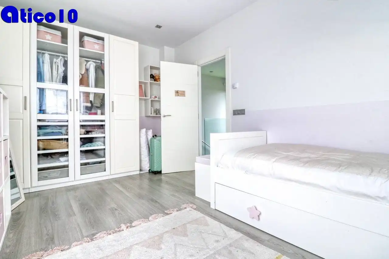 Schlafzimmer von Haus oder Chalet zum Verkauf in Noreña mit Heizung, Parkett und Abstellraum