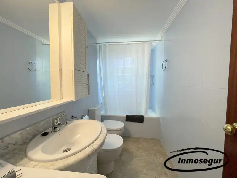 Baño de Piso en venta en Salou con Terraza, Amueblado y Piscina comunitaria