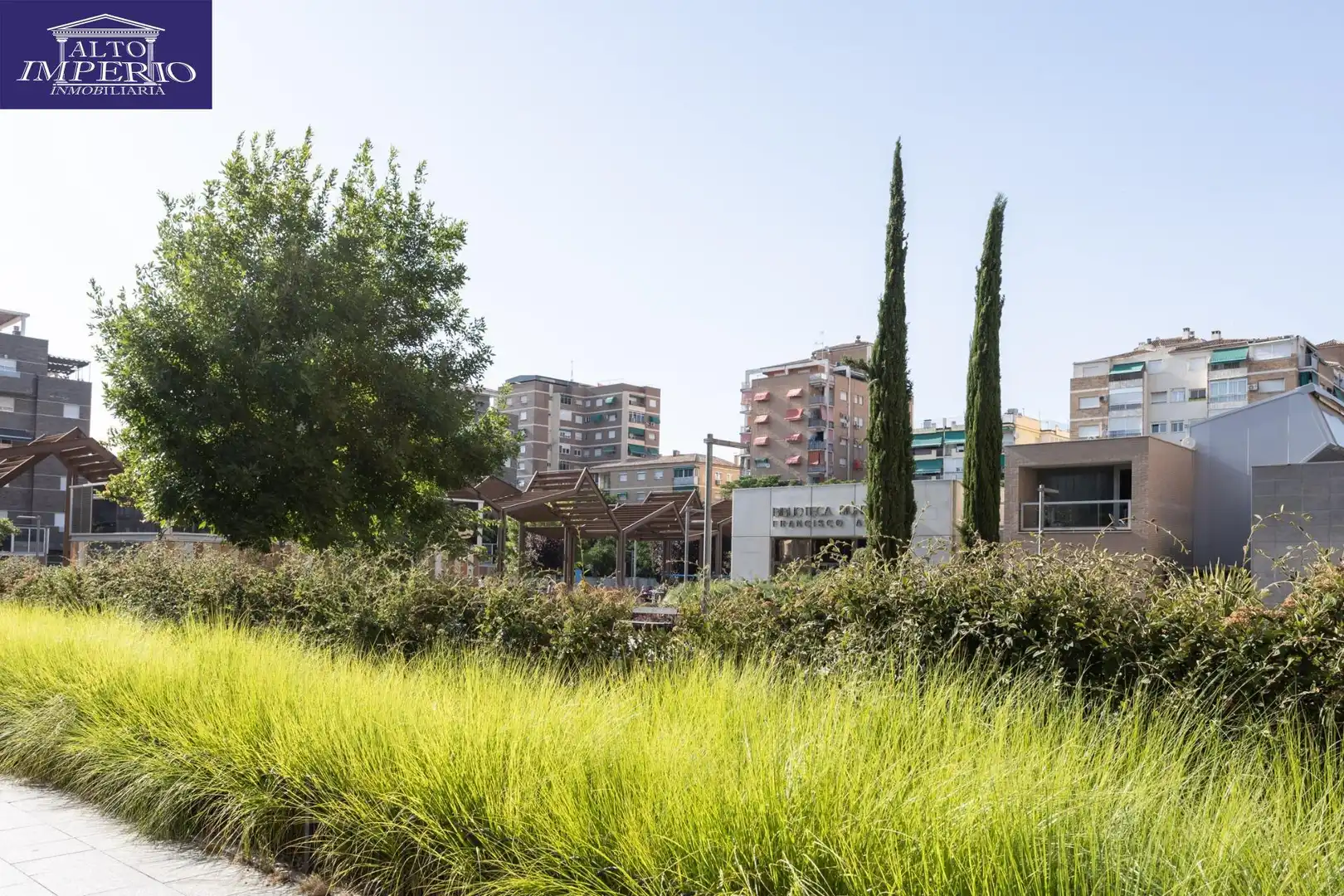 Vista exterior de Pis en venda en Granada amb Aire condicionat, Moblat i Balcó
