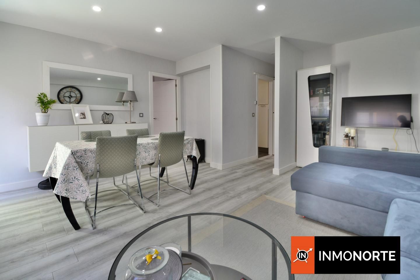 Sala d'estar de Pis en venda en Laredo amb Calefacció, Traster i Moblat