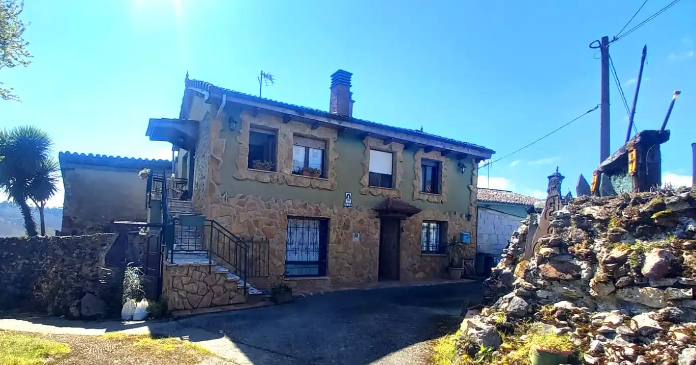 Vista exterior de Casa o chalet en venta en Sariego con Jardín privado, Terraza y Trastero