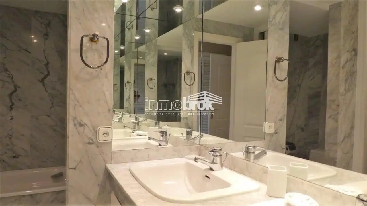 Badezimmer von Wohnung zur Miete in Marbella mit Klimaanlage, Terrasse und Schwimmbad
