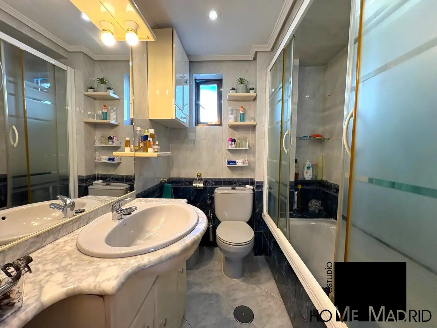 Bathroom of Flat for sale in Madrid  with Air Conditioner, Heating and Parquet flooring