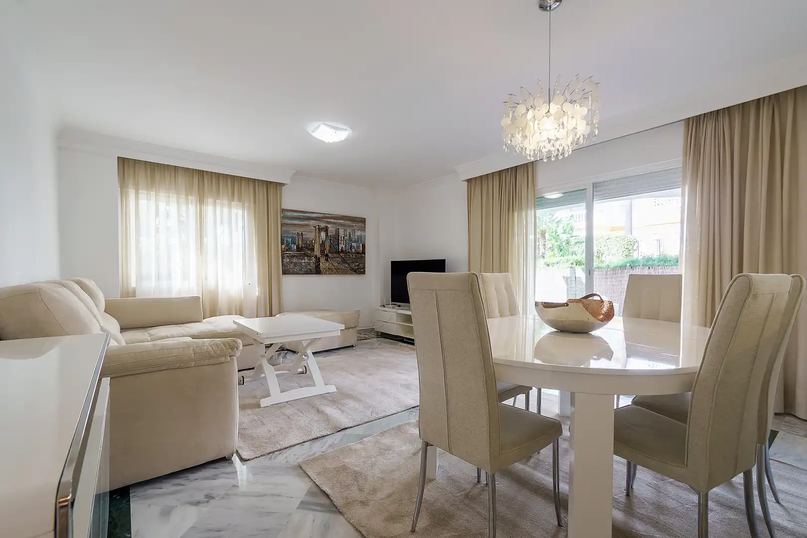 Sala d'estar de Planta baixa de lloguer en Marbella amb Terrassa, Piscina i Piscina comunitària