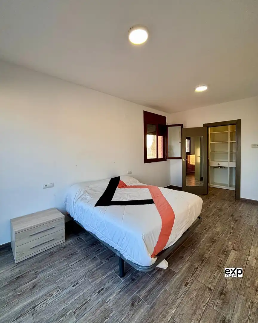 Dormitori de Casa o xalet en venda en Deltebre amb Calefacció, Terrassa i Balcó