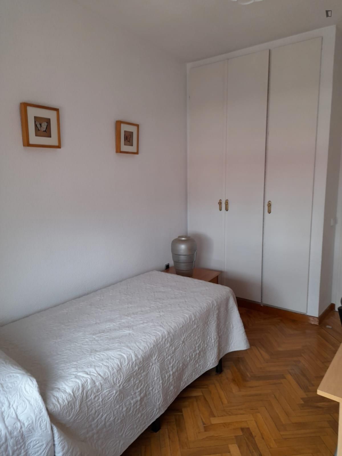 Dormitori de Apartament per a compartir en  Madrid Capital amb Aire condicionat, Moblat i Forn