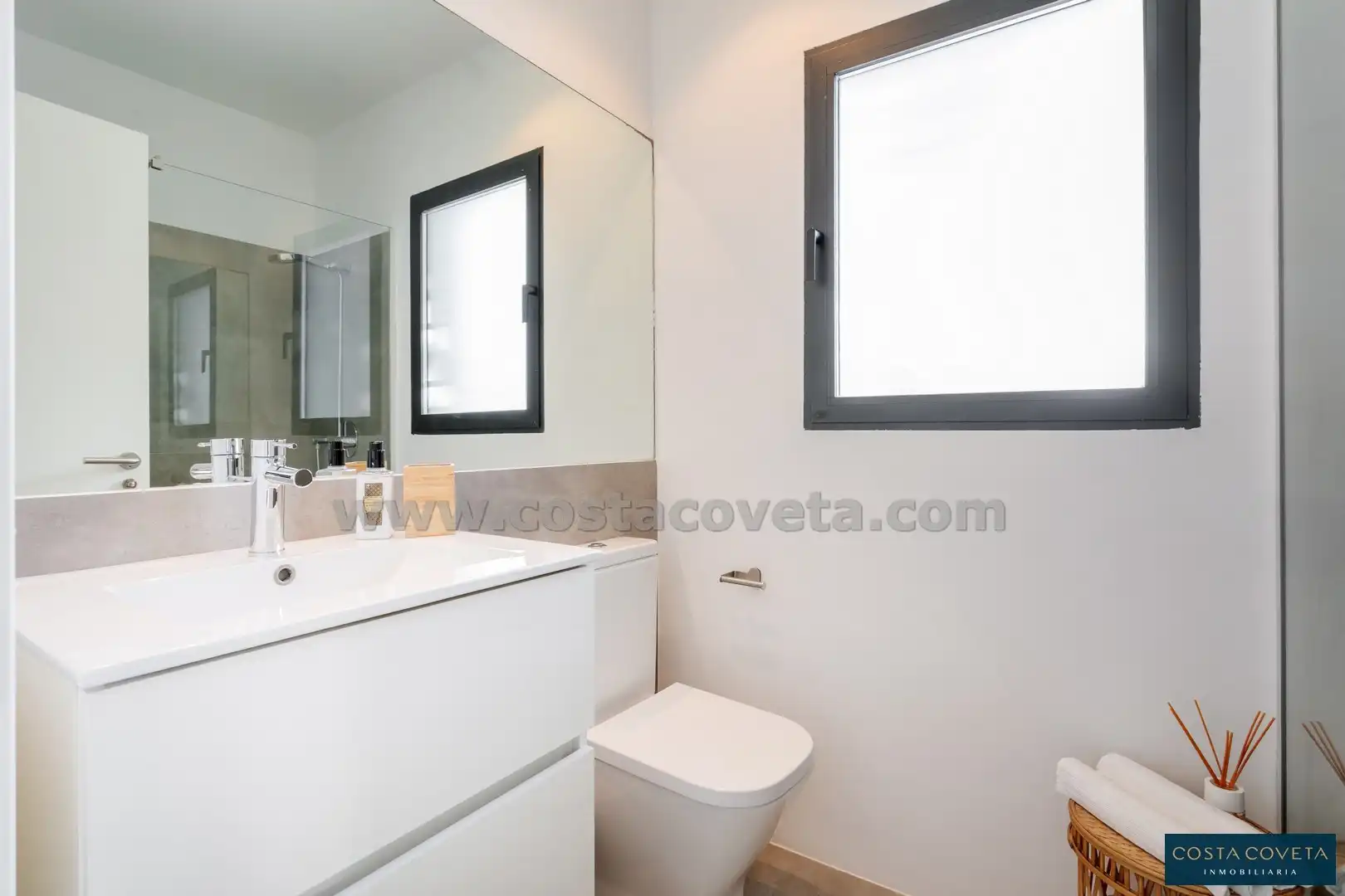 Bany de Casa o xalet en venda en El Campello amb Aire condicionat, Jardí privat i Terrassa