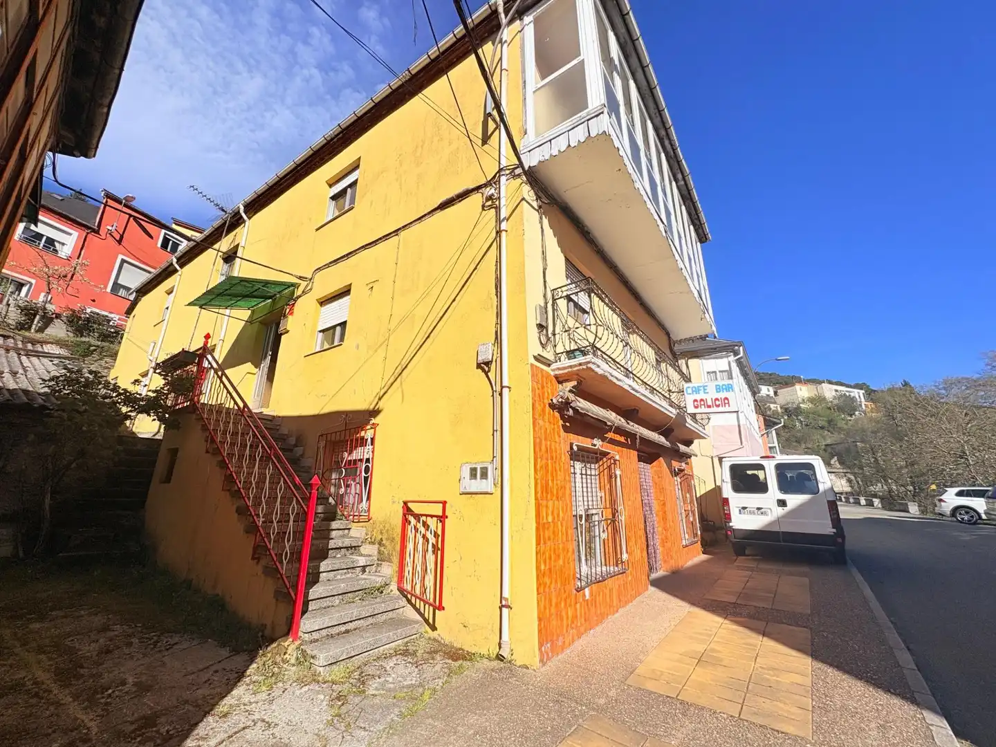 Vista exterior de Edificio en venta en Torre del Bierzo