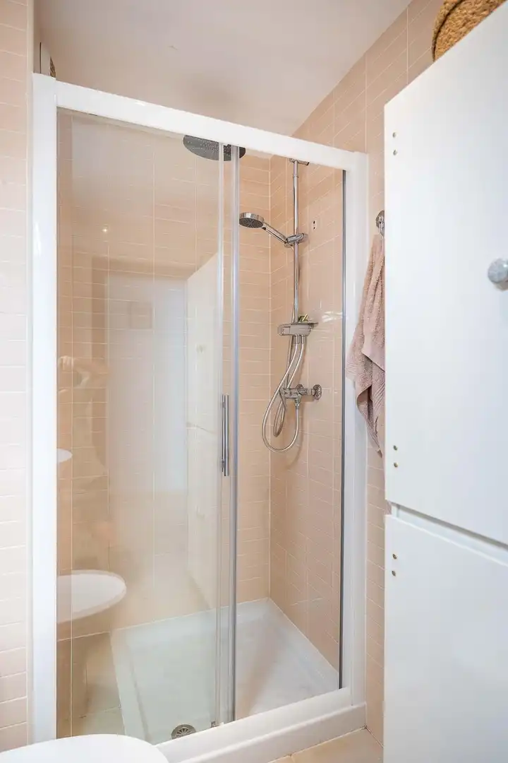 Badezimmer von Wohnung zum Verkauf in Dos Hermanas mit Klimaanlage, Terrasse und Abstellraum