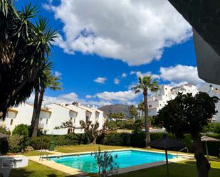 Vista exterior de Dúplex en venda en Estepona amb Aire condicionat, Terrassa i Piscina