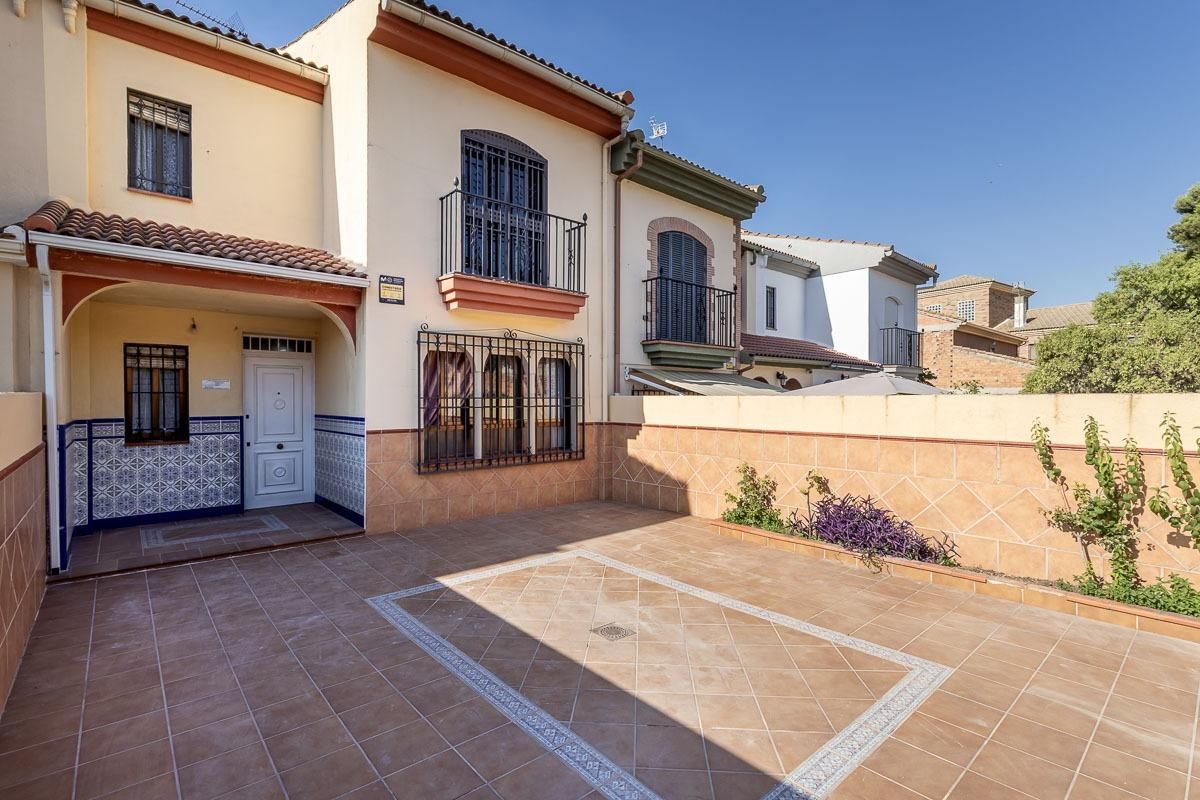 Vista exterior de Casa adosada en venda en Iznalloz amb Traster i Balcó