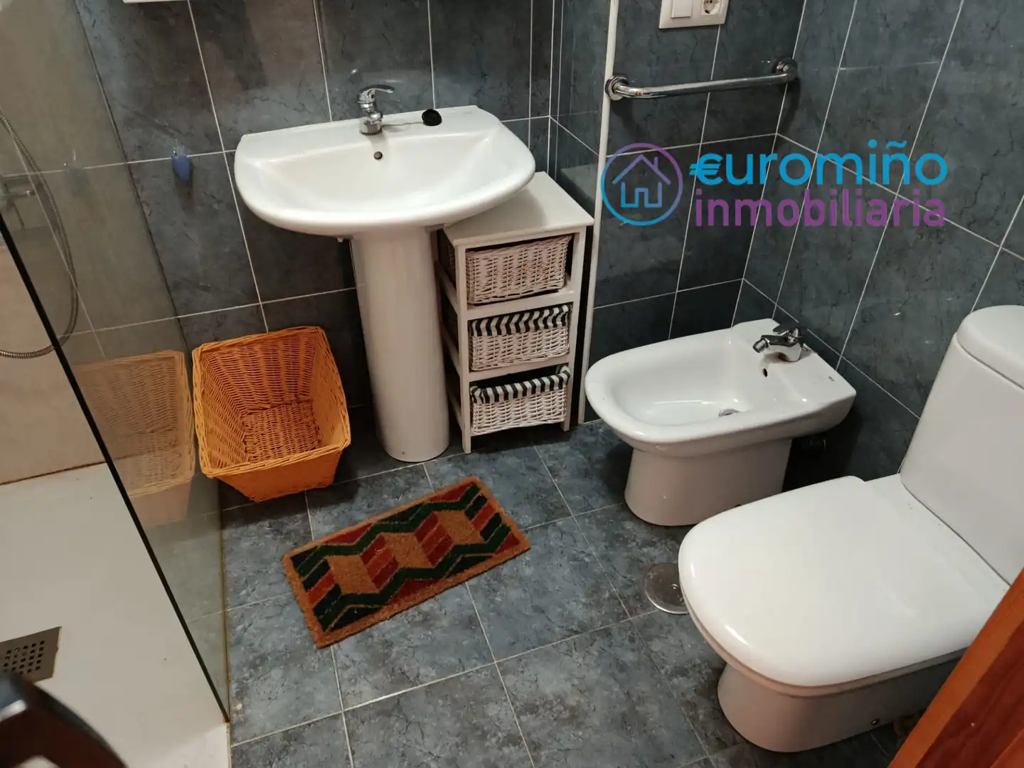 Baño de Piso en venta en As Neves   con Calefacción, Trastero y Amueblado