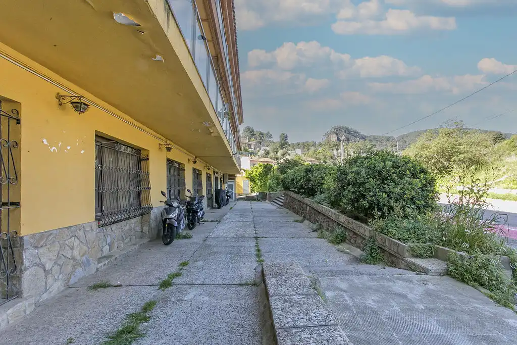 Vista exterior de Local en venda en Torrelles de Llobregat